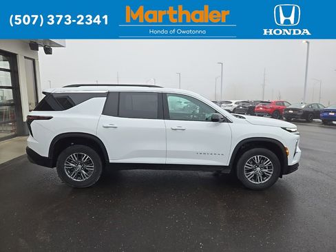 Used 2025 Chevrolet Traverse LT image 6