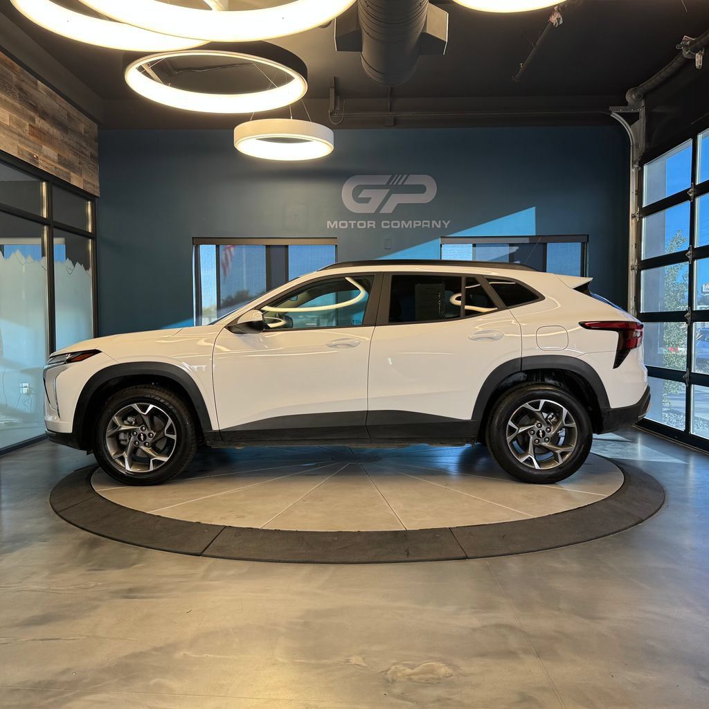 Used 2025 Chevrolet Trax LT FWD image 6