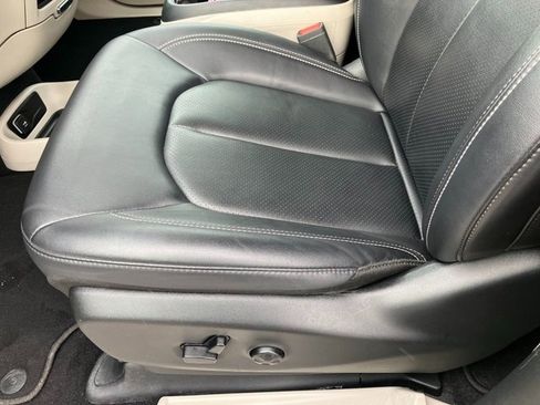 Used 2024 Chrysler Pacifica Touring-L image 11