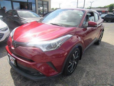 Used 2018 Toyota C-HR XLE FWD image 2