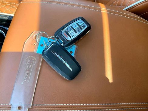 Used 2024 Chrysler Pacifica Pinnacle FWD image 11
