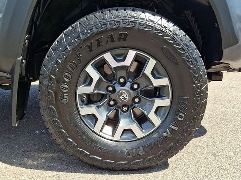Used 2017 Toyota Tacoma TRD Off-Road w/ Tow Package (A/T) AWD/4WD image 8