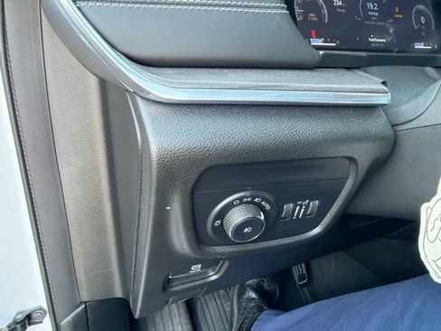 Used 2023 Jeep Grand Cherokee Overland w/ Adv Protech Group III AWD/4WD image 10