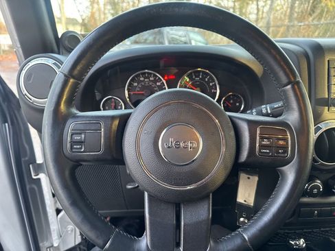 Used 2012 Jeep Wrangler Unlimited Sahara image 19