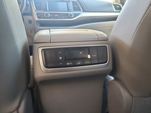 Used 2019 Toyota Highlander XLE image 36