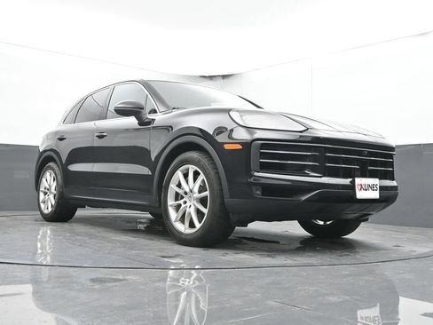 Used 2024 Porsche Cayenne AWD/4WD image 36