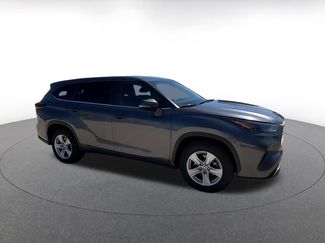 Used 2025 Toyota Highlander LE FWD video 2