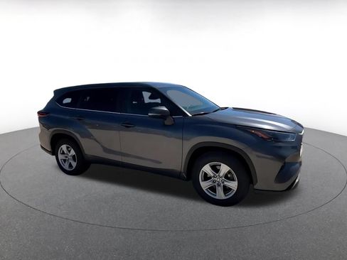 Used 2025 Toyota Highlander LE FWD image 2