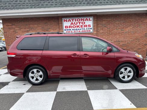 Used 2011 Toyota Sienna LE image 2