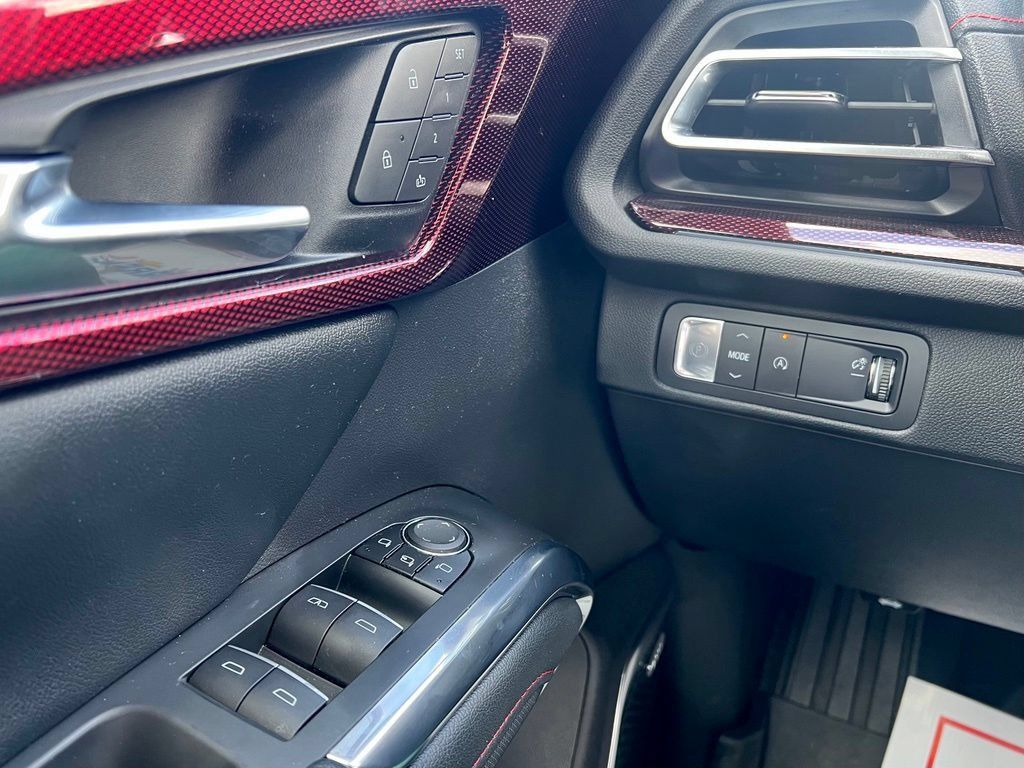 Used 2025 Chevrolet Traverse RS w/ LPO, Floor Liner Package FWD image 17