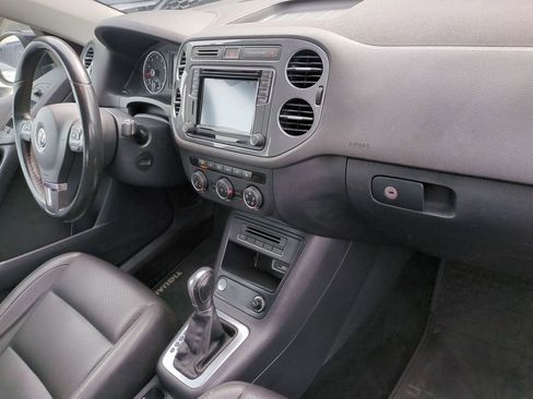 Used 2017 Volkswagen Tiguan S image 37