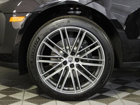 Used 2025 Porsche Macan image 39