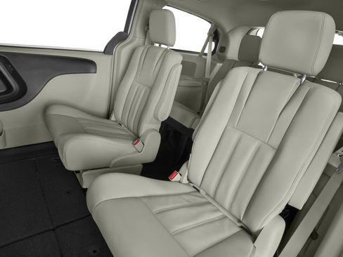 Used 2016 Chrysler Town & Country Touring FWD image 17