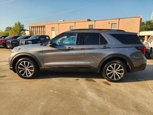 Used 2025 Ford Explorer ST-Line AWD/4WD image 4