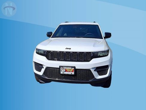 Used 2024 Jeep Grand Cherokee Altitude AWD/4WD image 3