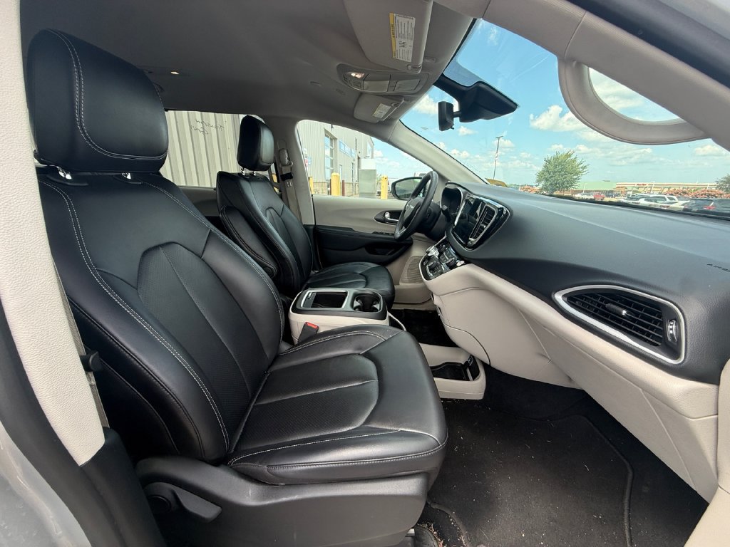 Used 2024 Chrysler Pacifica Touring-L FWD image 41