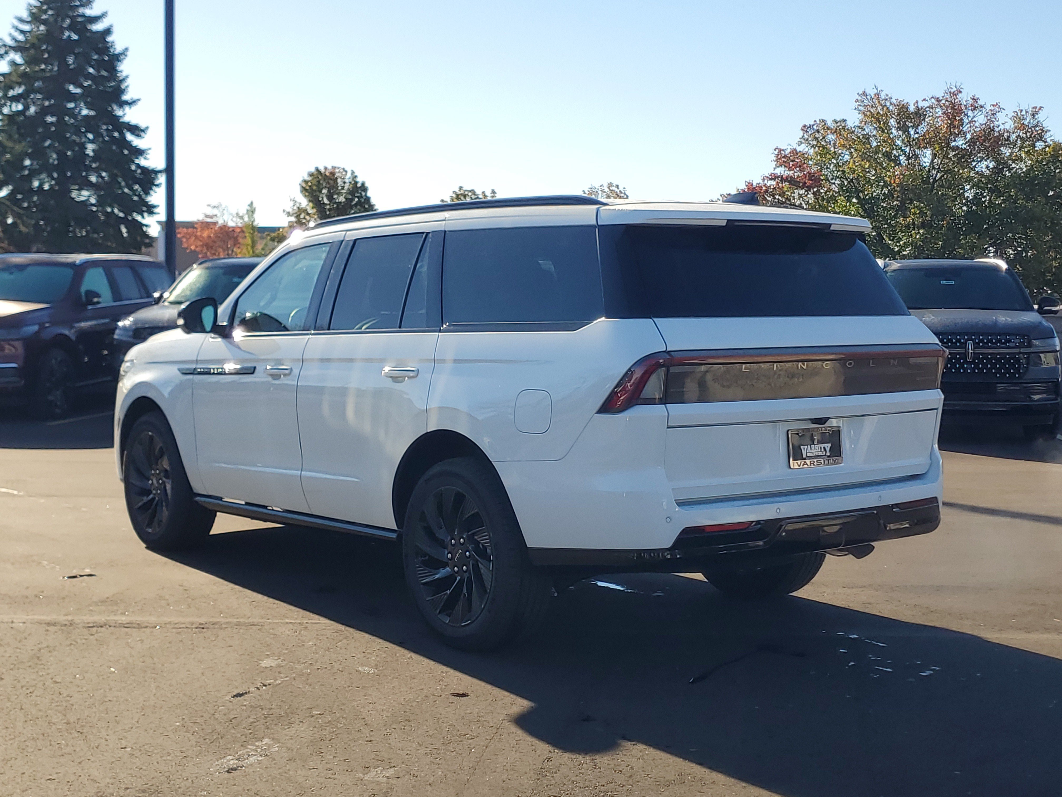 New 2027 Lincoln Navigator Reserve w/ Jet Appearance Package AWD/4WD image 3