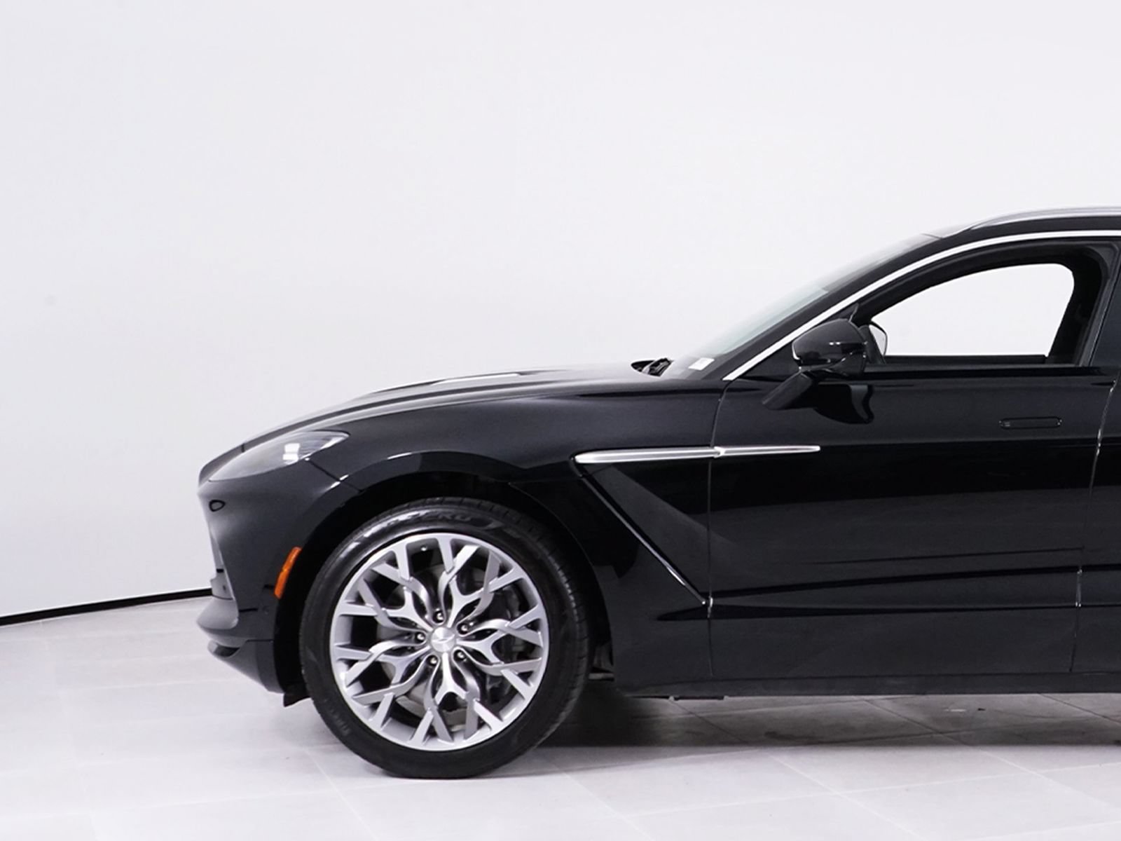 Used 2023 Aston Martin DBX AWD/4WD image 12