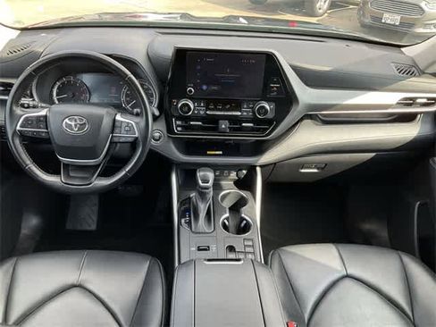 Used 2023 Toyota Highlander XLE image 19