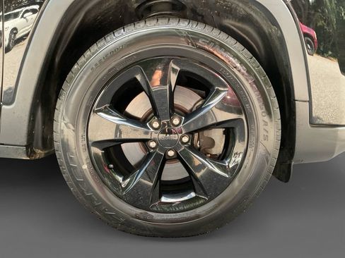 Used 2019 Jeep Cherokee Latitude Plus AWD/4WD image 16