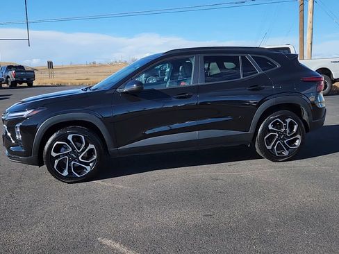 Used 2025 Chevrolet Trax RS image 2