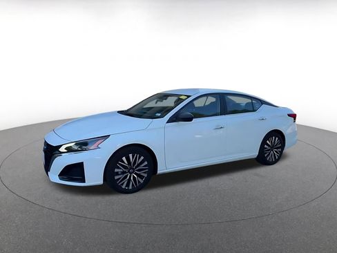 Used 2025 Nissan Altima 2.5 SV FWD image 8