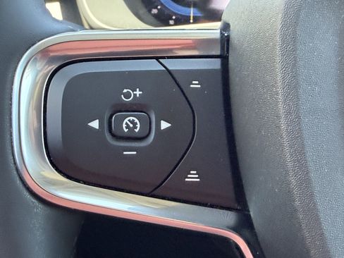 Certified 2024 Volvo XC40 B5 Plus w/ Protection Package Premier image 31