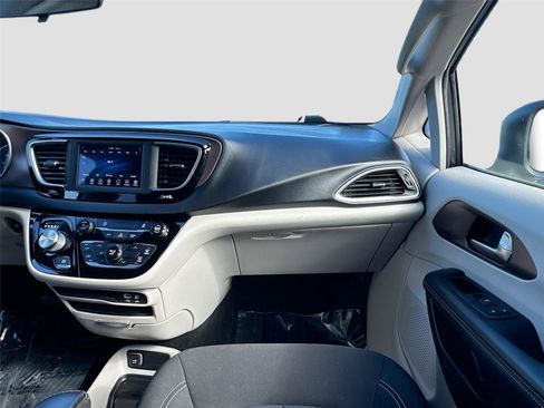 Used 2020 Chrysler Voyager L image 19