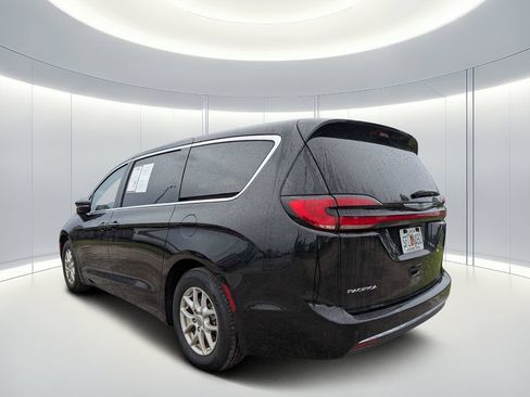 Used 2023 Chrysler Pacifica Touring-L FWD image 6