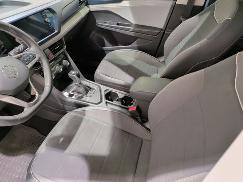 Used 2024 Volkswagen Taos SE w/ Panoramic Sunroof Package image 25