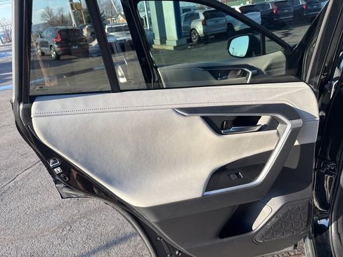 Used 2020 Toyota RAV4 Limited image 32