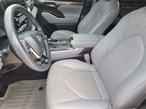 Used 2022 Toyota Highlander Platinum FWD image 15