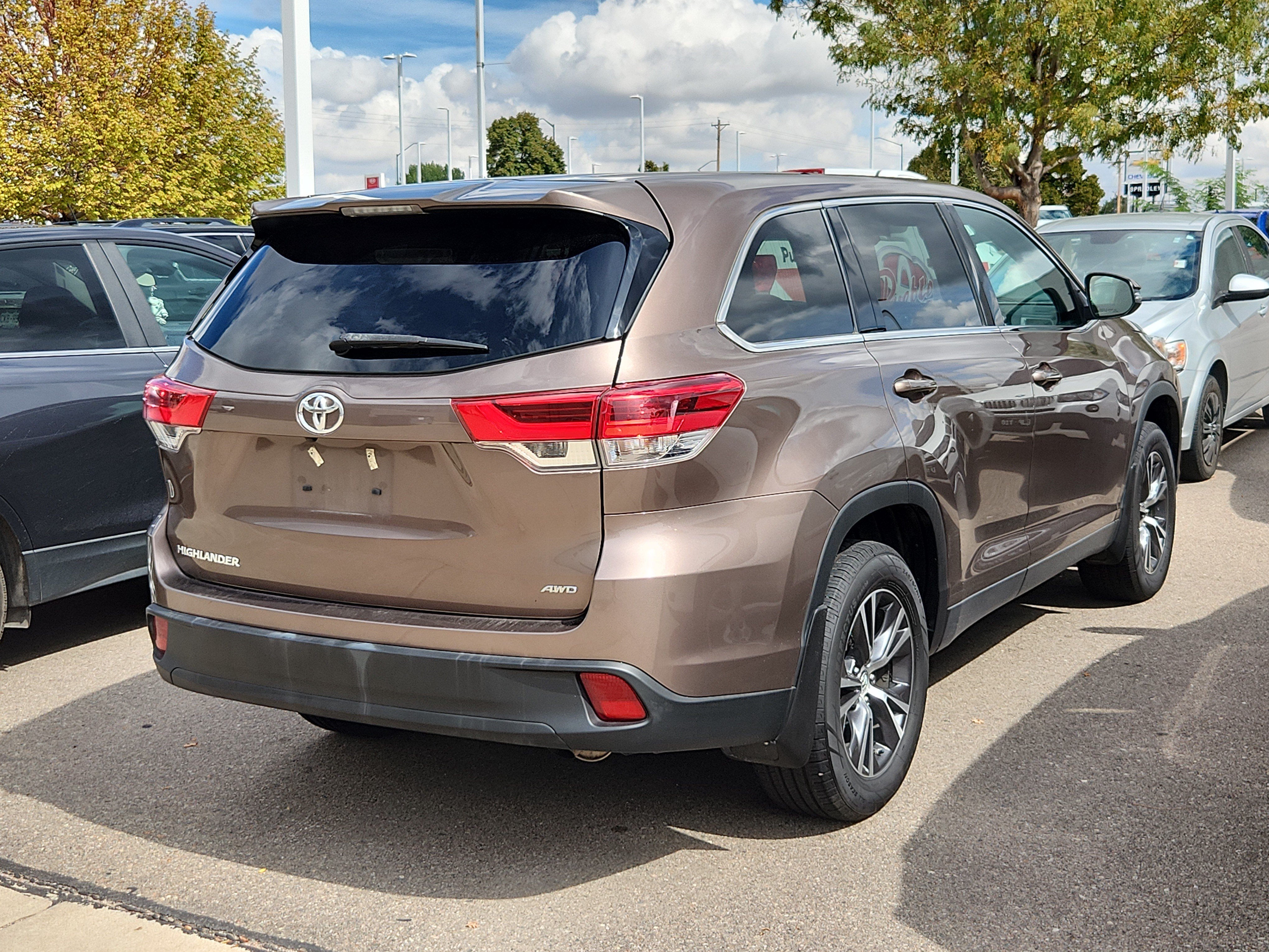 Used 2019 Toyota Highlander LE AWD/4WD image 2