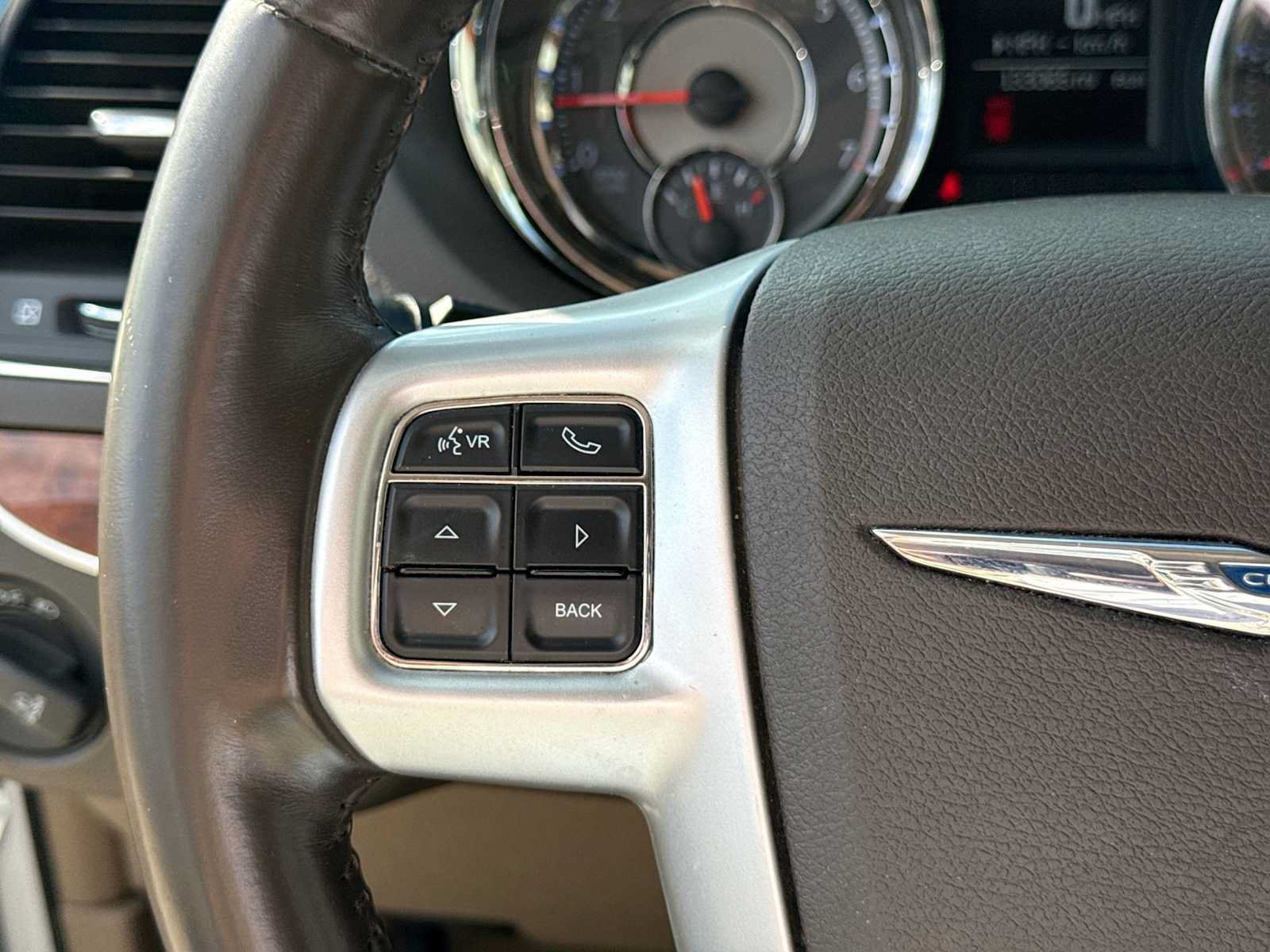 Used 2014 Chrysler Town & Country Touring-L FWD image 25