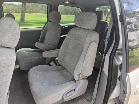 Used 2005 Kia Sedona LX w/ Value Pkg image 12