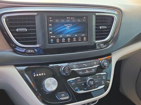 Used 2019 Chrysler Pacifica Touring-L FWD image 22