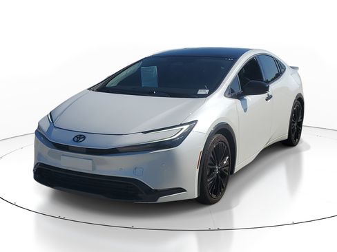 Used 2025 Toyota Prius FWD image 3