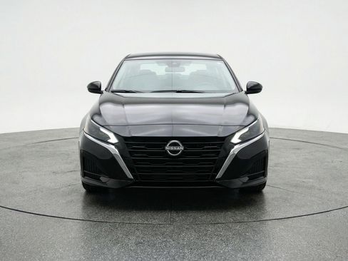 Used 2025 Nissan Altima 2.5 SV FWD image 2
