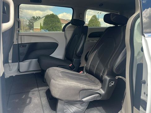 Used 2022 Chrysler Voyager LX image 12