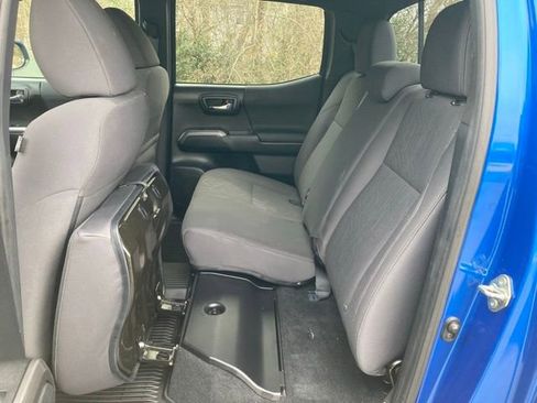 Used 2017 Toyota Tacoma TRD Sport w/ Tow Package (A/T) image 19