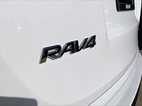 Used 2018 Toyota RAV4 LE FWD image 30