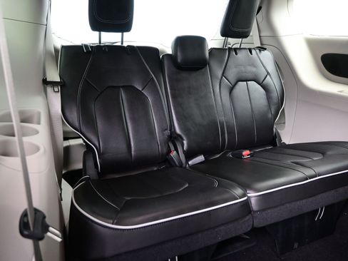 Used 2024 Chrysler Pacifica Limited image 16