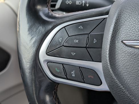 Used 2018 Chrysler Pacifica Touring-L FWD image 22