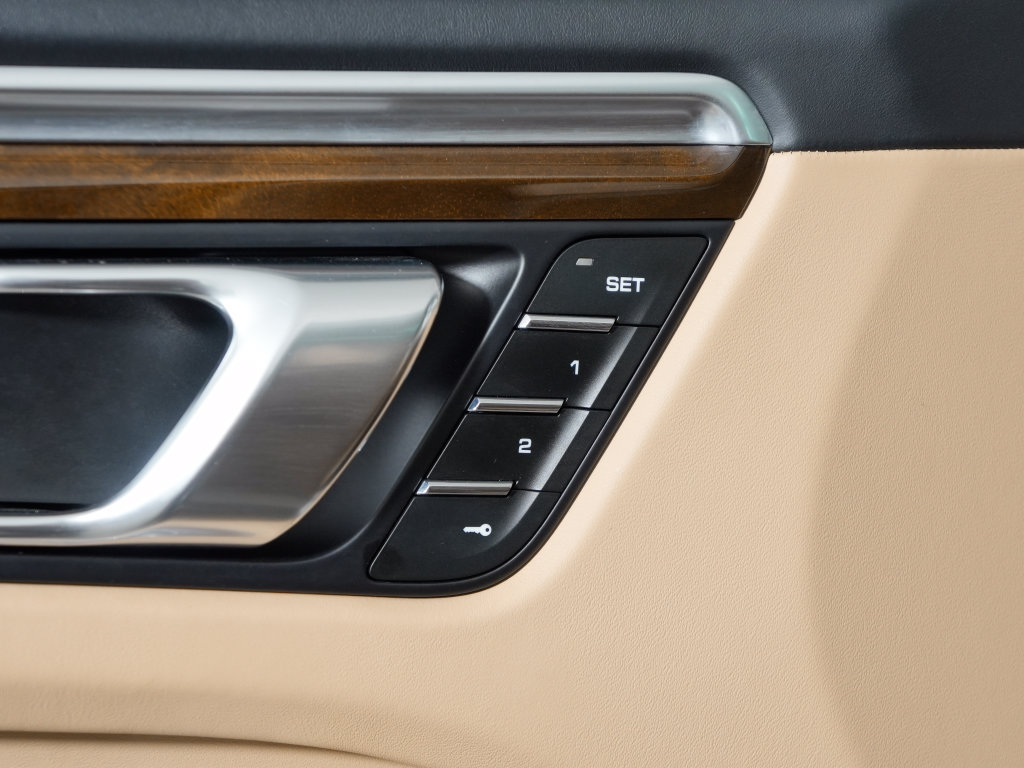 Certified 2023 Porsche Macan S AWD/4WD image 18