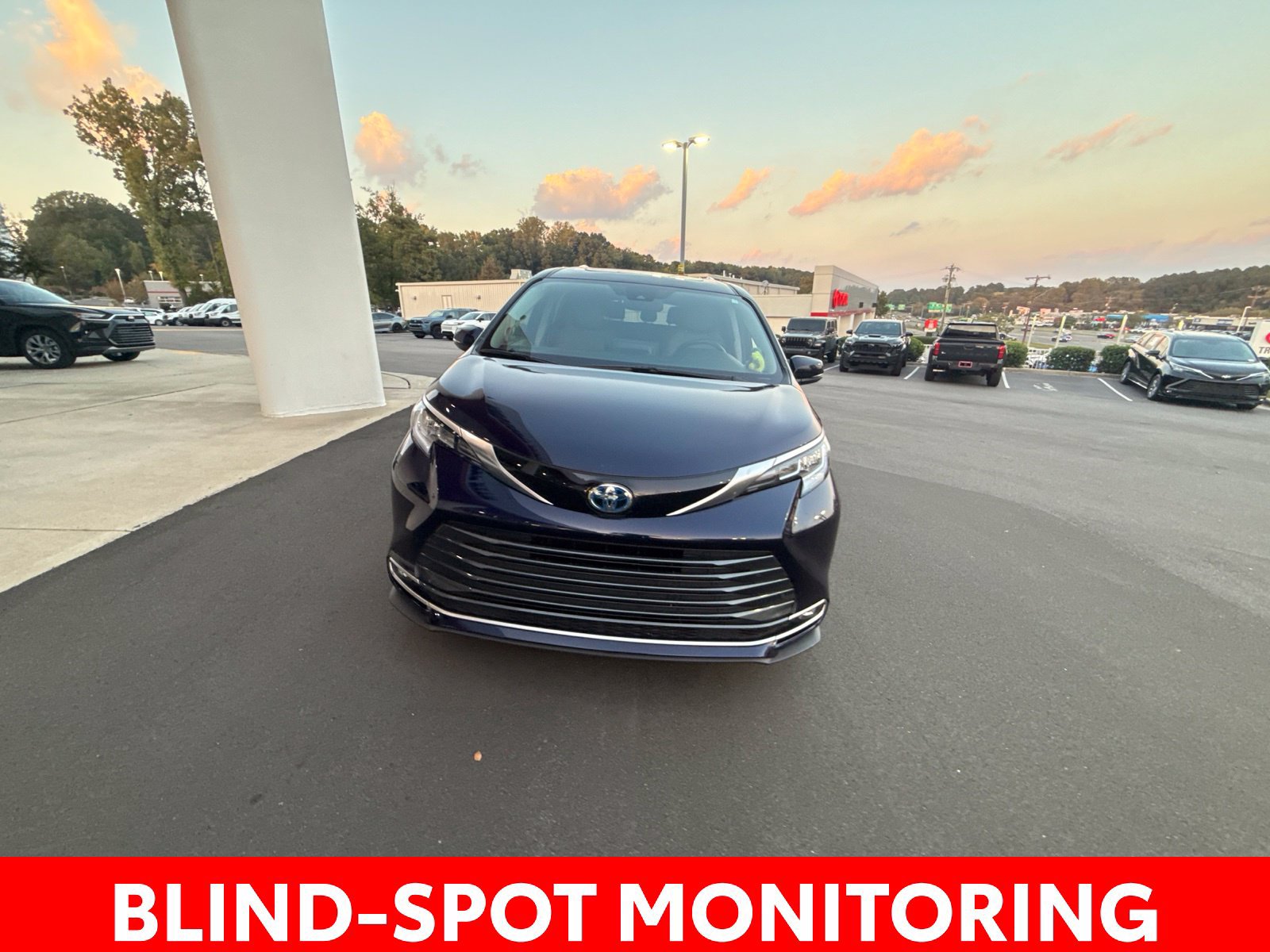 Used 2024 Toyota Sienna Limited FWD image 9
