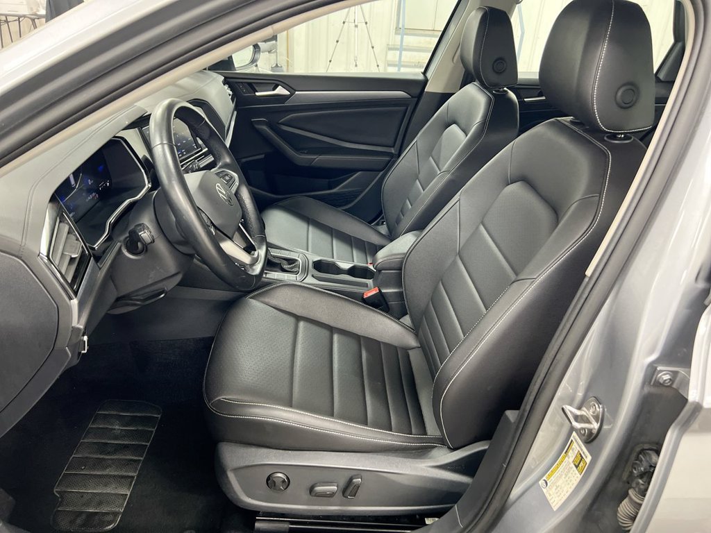 Used 2024 Volkswagen Jetta SE FWD image 19