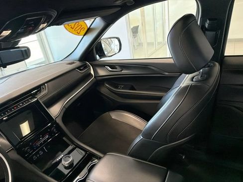 Used 2023 Jeep Grand Cherokee Altitude AWD/4WD image 28