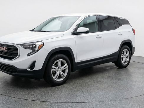 Used 2024 GMC Terrain SLE image 3