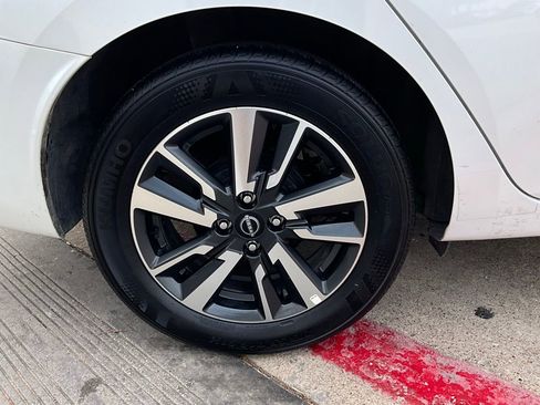 Used 2025 Nissan Versa SV image 9