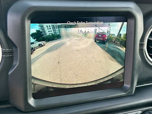 Used 2022 Jeep Wrangler Unlimited Sahara image 15